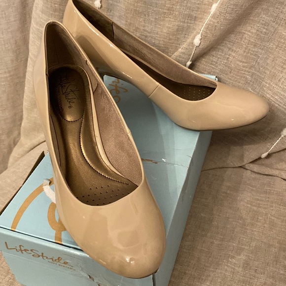 Life Stride Pumps neutral comfort heels  size 7 - Picture 4 of 7